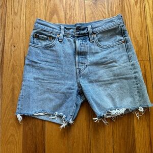 Levi’s mid length shorts, W25 button closure